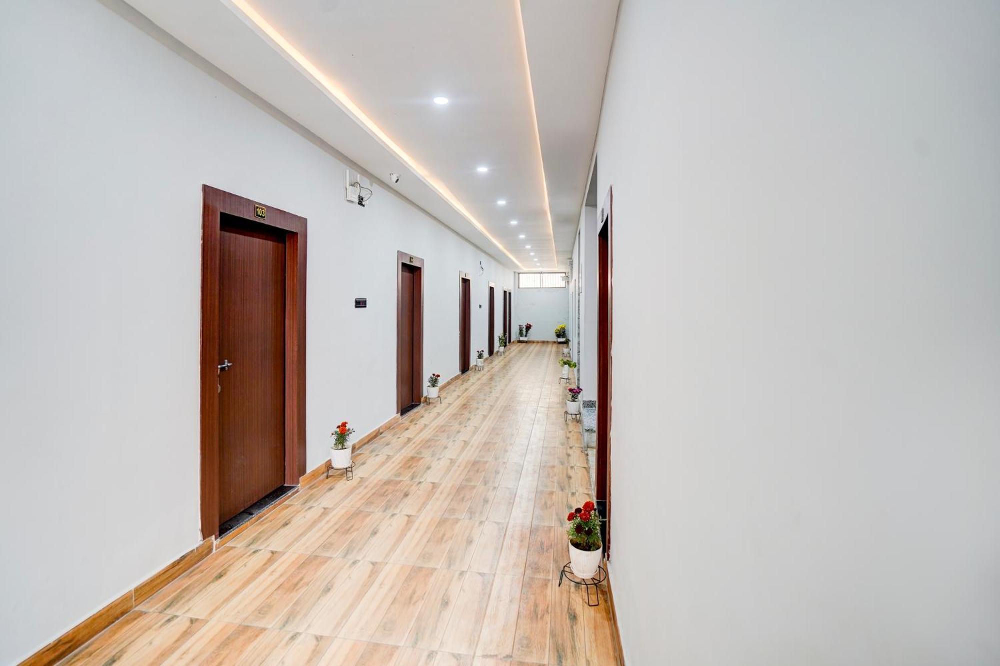 Hotel Vibe Blu- Varanasi Exterior foto
